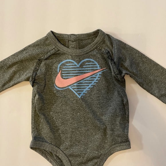 Nike onesie with logo swish size 6 months - Picture 3 of 4